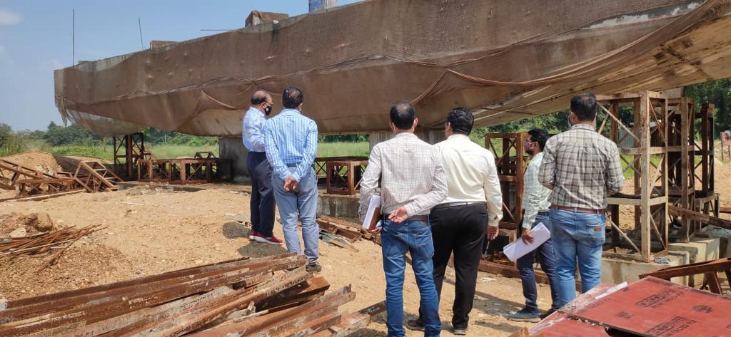 PWD_Odisha's tweet photo. Er. Achyutananda Das, Chief Construction Engineer, Keonjhar inspected construction progress of the 400-crore dedicated coal corridor road from Bankibahal to Bhedabahal. This 30 km long roadway project includes 5 major &amp; 6 minor bridges. It is expected to complete by March 2023. https://t.co/RUyqZXYlz6
