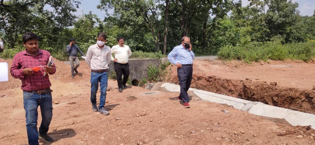 Er. Achyutananda Das, Chief Construction Engineer, Keonjhar inspected construction progress of the 400-crore dedicated coal corridor road from Bankibahal to Bhedabahal. This 30 km long roadway project includes 5 major &amp; 6 minor bridges. It is expected to complete by March 2023.