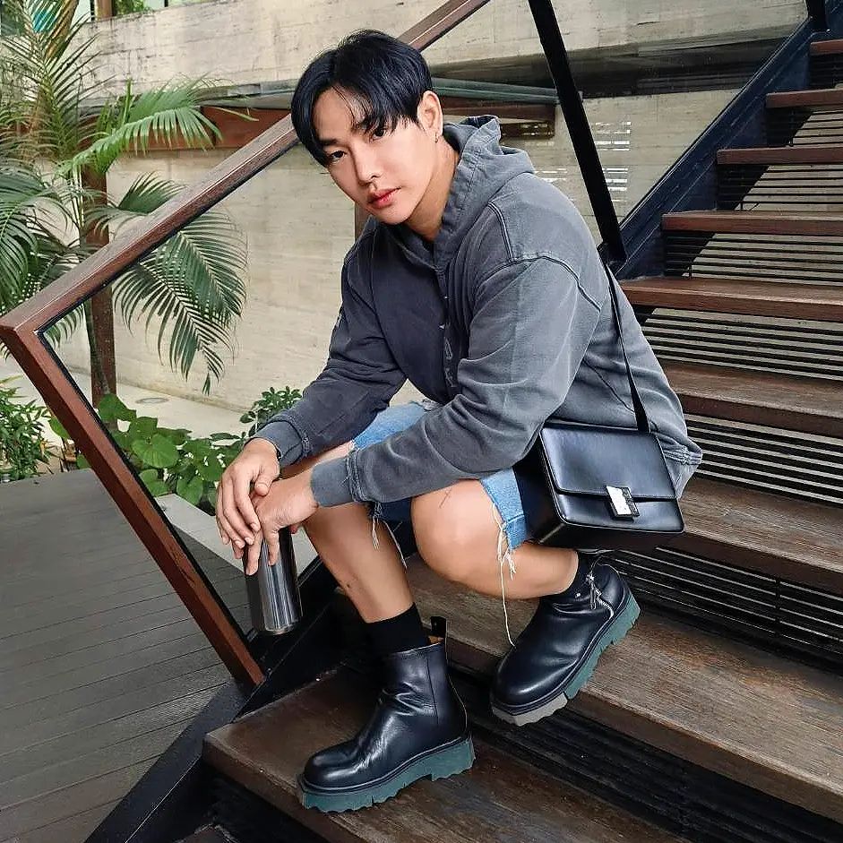 PhotoXPeck's tweet photo. #repost @peckpalit 
Long time no see​ 🖤
 #Givenchy4G @givenchyofficial
#เป๊กผลิตโชค
#PeckPalitchoke https://t.co/LDr3zgTeY7