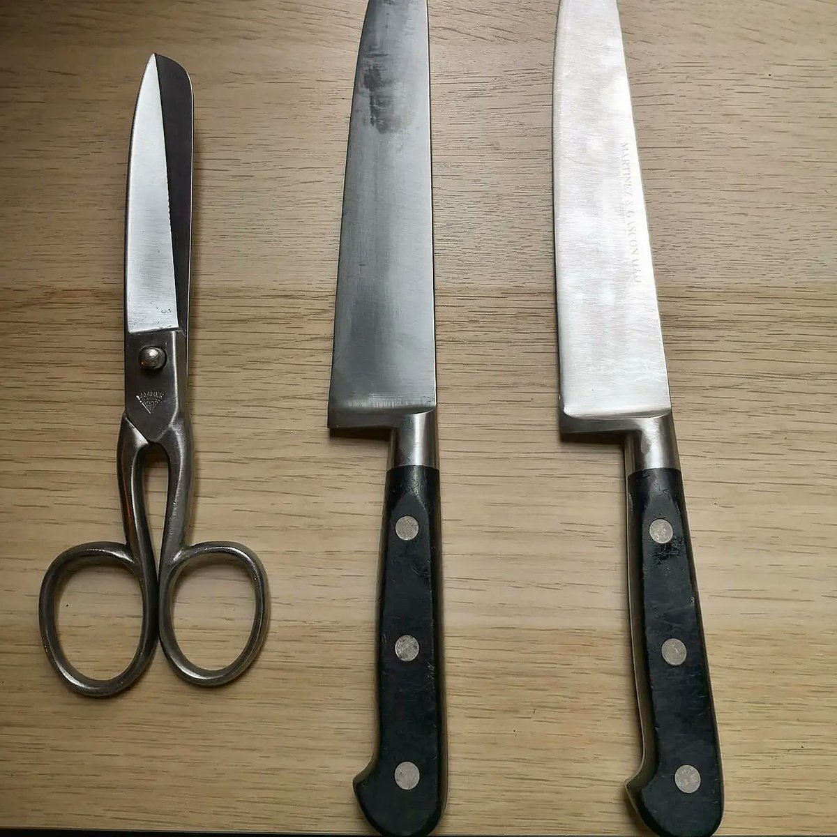 Cookiru3's tweet image. 1️⃣ Rebajar
2️⃣ Afilar
3️⃣ Pulir

👉🏼 ¡Ayer estuvimos en el taller con herramientas que nos han llegado a través de Ferreteria Sirvent! 

🙌🏼 ¡Qué diferencia entre el antes y el después! #tijeras #cuchillos #esmolat