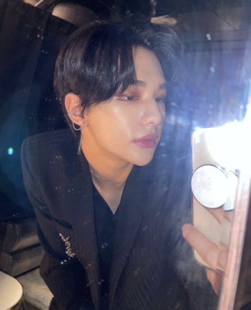 swaggychrisbang's tweet image. HE LOOKS ✨EXPENSIVE✨ #hwanghyunjin #CEOvibes #StrayKids