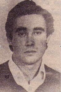joan_vdg's tweet photo. #taldiacomavui de 1977 Miquel Grau, de 20 anys, enganxava cartells de la Diada del 9 d'octubre a Alacant, quan un maó llançat des d’un balcó el va colpejar directament al cap. Va morir el 16 d'octubre.

L'assassí, de Fuerza Nueva, fou condemnat a presó i posteriorment indultat. https://t.co/7DuEMMI2XH