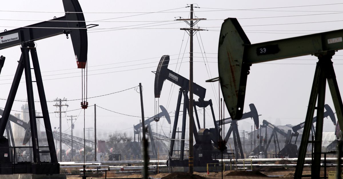 Reuters's tweet photo. Column: How high are oil prices really? Kemp https://t.co/2GndZgGf5e https://t.co/4QnRa7MB5F