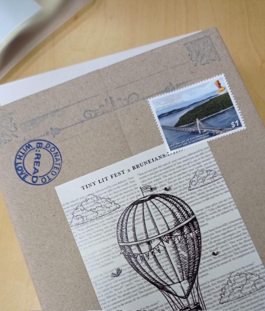 breadbn's tweet photo. What is the name of the bridge as seen on this stamp?

#Bookmail #BookDriveToYou https://t.co/P5wqZS1f32