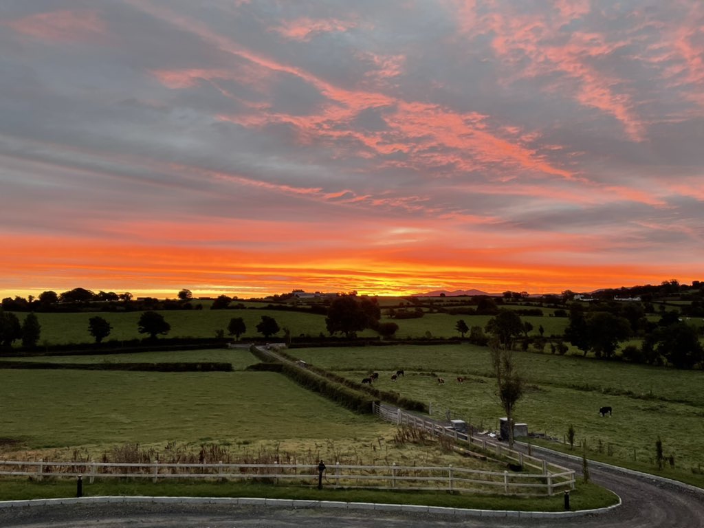 Good morning all. Not a bad sight to wake up to. #Sunrise 🌅 #goodmorning  <a href="/bbcniweather/">BBC NI Weather</a>