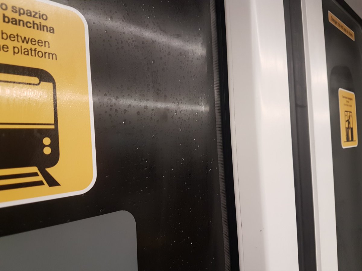 anto_mas's tweet photo. @atm_informa
adesso sul treno M2 dir. Cologno vetri tutti appannati, mai visto prima.  forse non funziona il ricambio d'aria https://t.co/H4rYicKsol