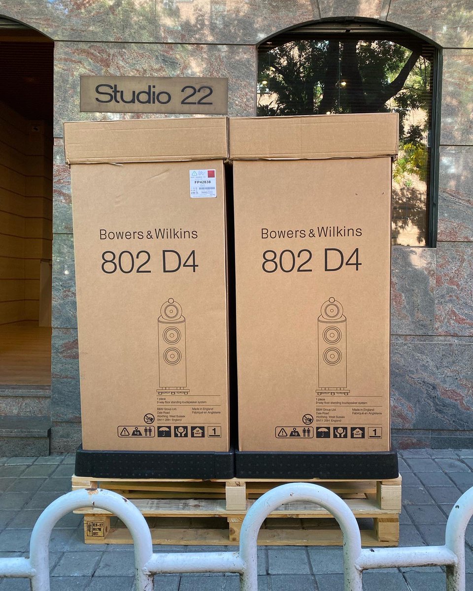studio22madrid's tweet photo. Nuevas columnas B&W 802 D4 ya recibidas. En breve las pondremos en exposición para poder ser disfrutadas en Studio 22
#bowersandwilkins #bowerswilkins #800d4series #800d4 #802d4 #audiophile #altafidelidad @BowersWilkins @BowersWilkinsES https://t.co/LumdNYVhD8