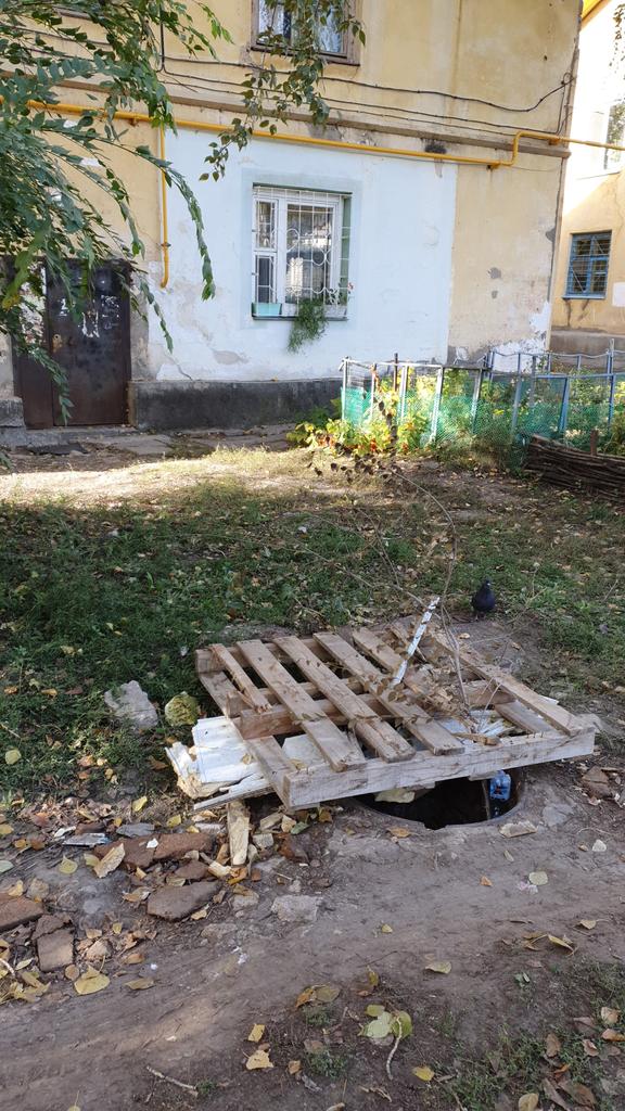 Larisasamara63's tweet photo. @SamMobilePriem также нет крышки люка калинина 17 подъезд 2 https://t.co/fM0r5vBQIF