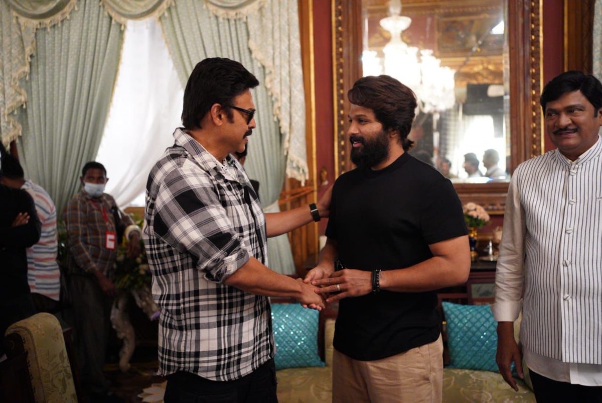 FilmybowlOffl's tweet photo. #alluarjun visited the sets of #𝐅𝟑𝐌𝐨𝐯𝐢𝐞 in Hyderabad..

#Venkatesh #VarjunTej #FilmyBowl https://t.co/iauU4DvgwA