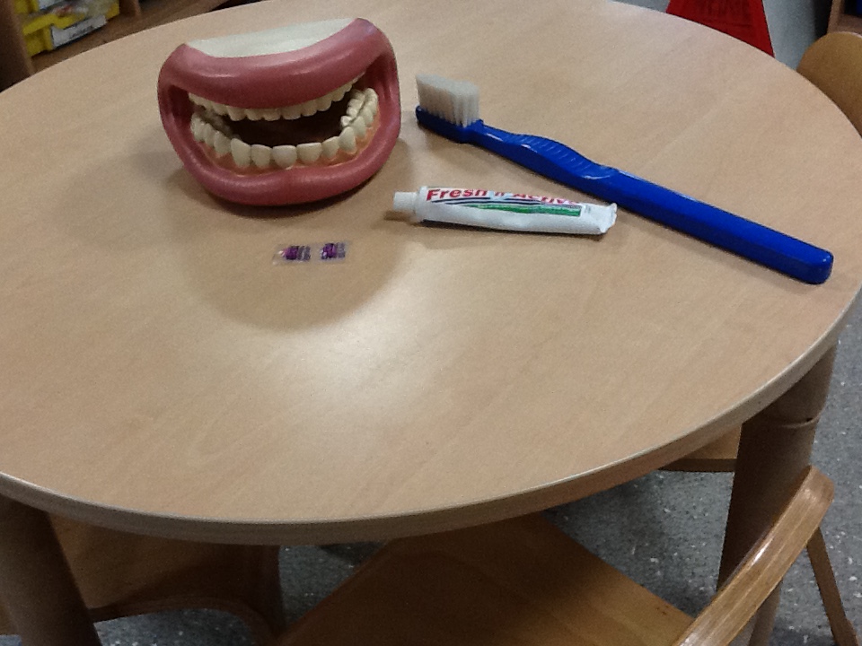 DucklingClass's tweet image. Yesterday, we talked about the importance of looking after our teeth.  We learnt about how to clean our teeth properly.  Olivia was able to tell the rest of the class about how disclosing tablets help you to clean your teeth properly too!  Wow, well done Olivia!