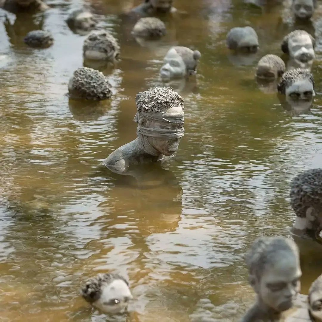 blackultur_'s tweet image. 🇬🇭 L'artiste Ghanéen Kwame Atoko-Bamfo a créé plusieurs sculptures dans un lac pour se souvenir de nos
ancêtres qui se sont noyés alors qu'ils étaient transportés
sur la mer Atlantique pendant l'esclavage. ✊🏾