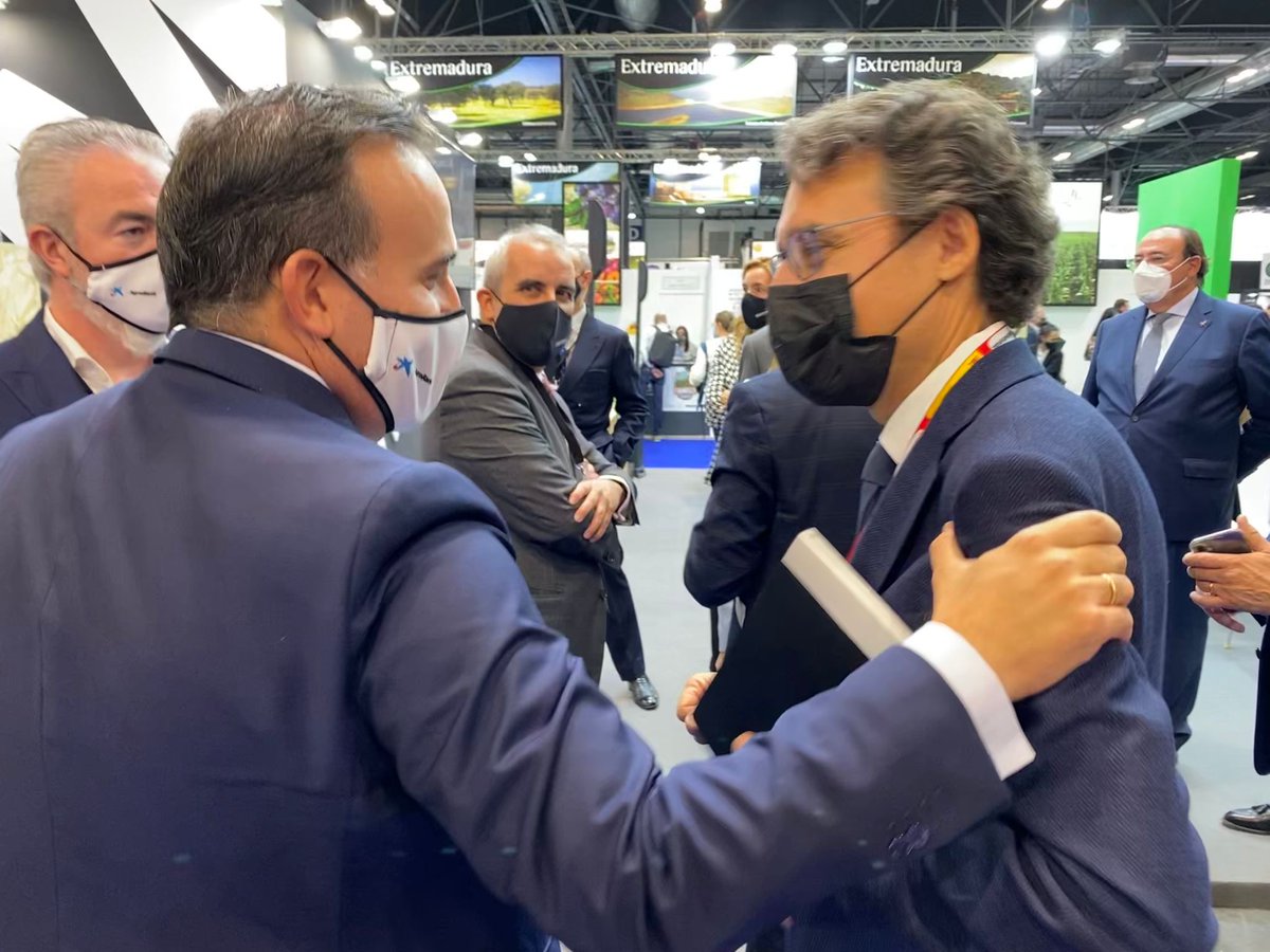 Visita institucional ayer en el stand del @mapagob en <a href="/FruitAttraction/">Fruit Attraction</a> 🙌 <a href="/sgutierrezponce/">Sergio Gutierrez Ponce</a>, <a href="/f_miranda_s/">Fernando Miranda</a>, <a href="/CarlosSearaDieg/">Carlos Seara Diéguez</a>, <a href="/PedroBarato_/">Pedro Barato</a>, Jaime Hadad y Pablo Pombo

#AgroBank #FruitAttraction #FruitAttraction2021