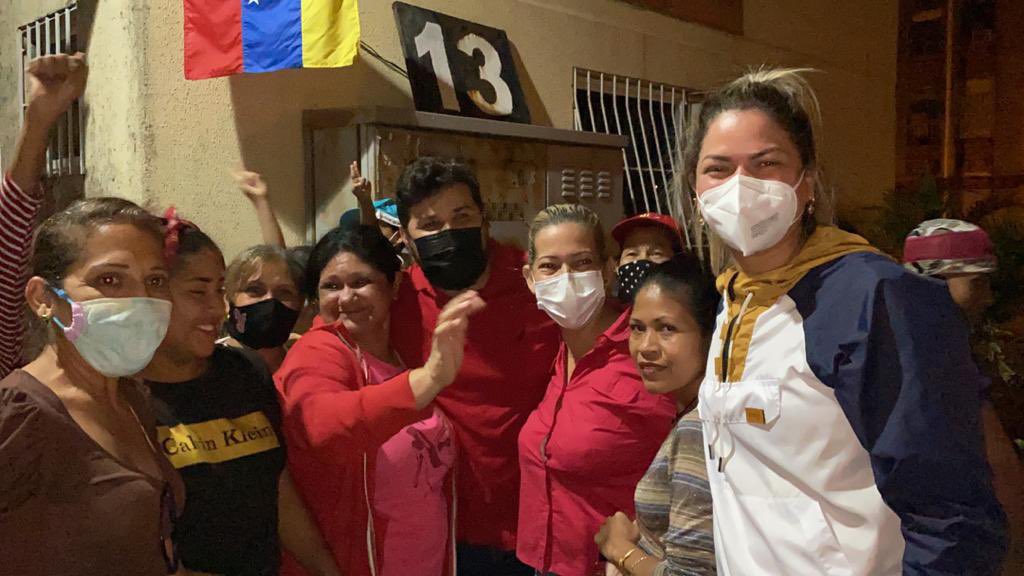 ¡Amor con Amor se paga! 

Aquí estamos con nuestra gente de la Gran Víctoria, un urbanismo construido por el Comandante Hugo Chávez. 

Que bonito es escuchar al pueblo y sentir ese afecto que caracteriza a los Revolucionarios.

<a href="/PartidoPSUV/">PSUV</a> 
<a href="/maduro_en/">Nicolás Maduro</a> 
<a href="/dcabellor/">Diosdado Cabello R</a> 
@ErnestoPSUV_