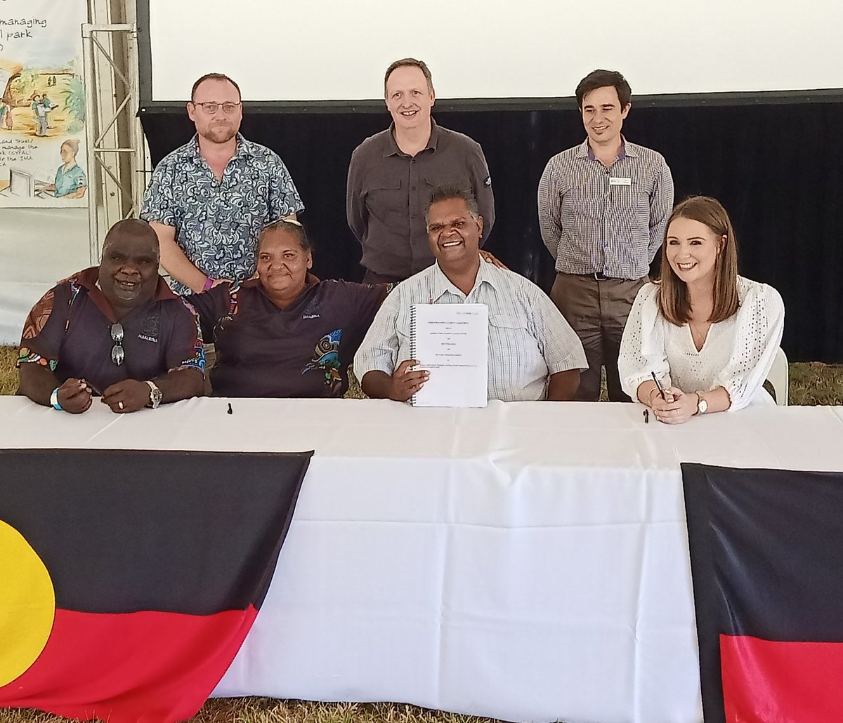 DrLizOB's tweet photo. handing over "Bubu to Bama"

#Jabalbina #ancestors

Privaliged to represent @QldTFN &amp; witness this important &amp; historical event.

#closingthegap
#reconciliation
#WujalWujal #CYPAL #EKY #Yalanji 

#Daintree #rainforest #FirstNationsPeople #TraditionalOwners #HealingCountry https://t.co/7CSCBzDlM1