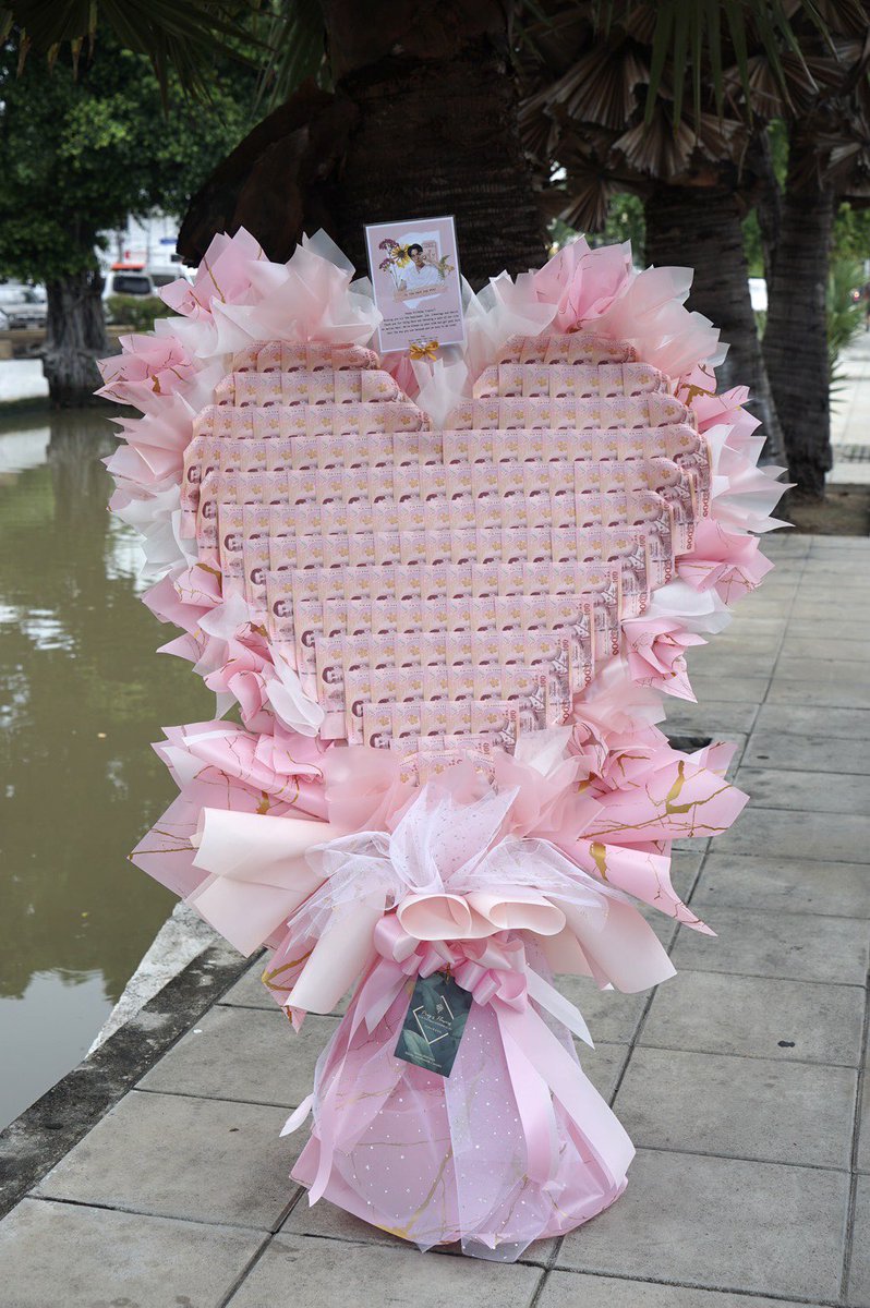sassbaekk's tweet photo. 🌸 money bouquet for our @yinyin_anw 🌸 

We prepared this for our best boy’s bday ! Keep being yourself and be happy. We are here supporting and wishing only the good things for you. May more and more people love you 💖

 #Yinyin_Anw #23rdYINYINDay https://t.co/Hg3o7UKv5o