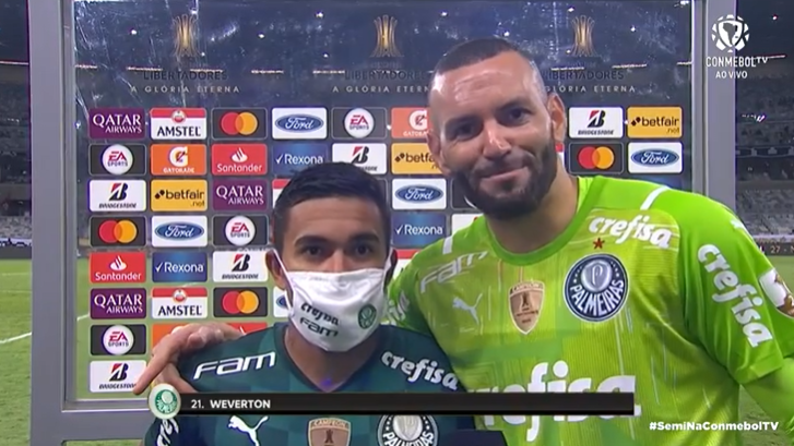 mmurilodias's tweet photo. Weverton invadiu a entrevista de Dudu após a classificação do Palmeiras:

- Antes do Dudu, eu vou falar. As pessoas podem duvidar da nossa capacidade, mas não podem duvidar de onde Deus pode nos levar. Podem desacreditar e não saber nada de nós, mas Deus é bom o tempo todo. https://t.co/HmRqyKWbG5