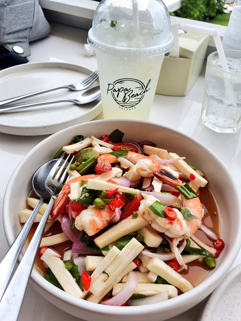 SriVibe's tweet photo. PAPA Beach พัทยา คาเฟ่สุดชิค มุมถ่ายรูปเพียบ จะมาเล่าให้ฟังแบบ Realๆ  จ้า ~
อย่างแรก ควรไปก่อนเที่ยงมากๆ เพราะเที่ยงคนจะเยอะ 
ระบบคือ สั่งอาหาร จ่ายเงินให้เสร็จ ถึงจะได้โต้ะ 
นี่สั่งยำกุ้งสด 280, เลม่อนโซดา 160, น้ำเปล่า 80.. 
(ต่อ)
#รีวิวพ���ทยา #รีวิวคาเฟ่ #cafe 
#เที่ยว #pattaya https://t.co/zgvGQBKLw8