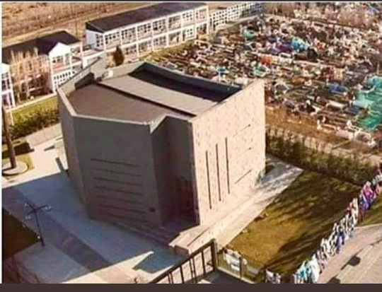 horaweb's tweet photo. Cuando sos el mas rico del cementerio pero no te sirve de nada!! https://t.co/6R7GCoonyR