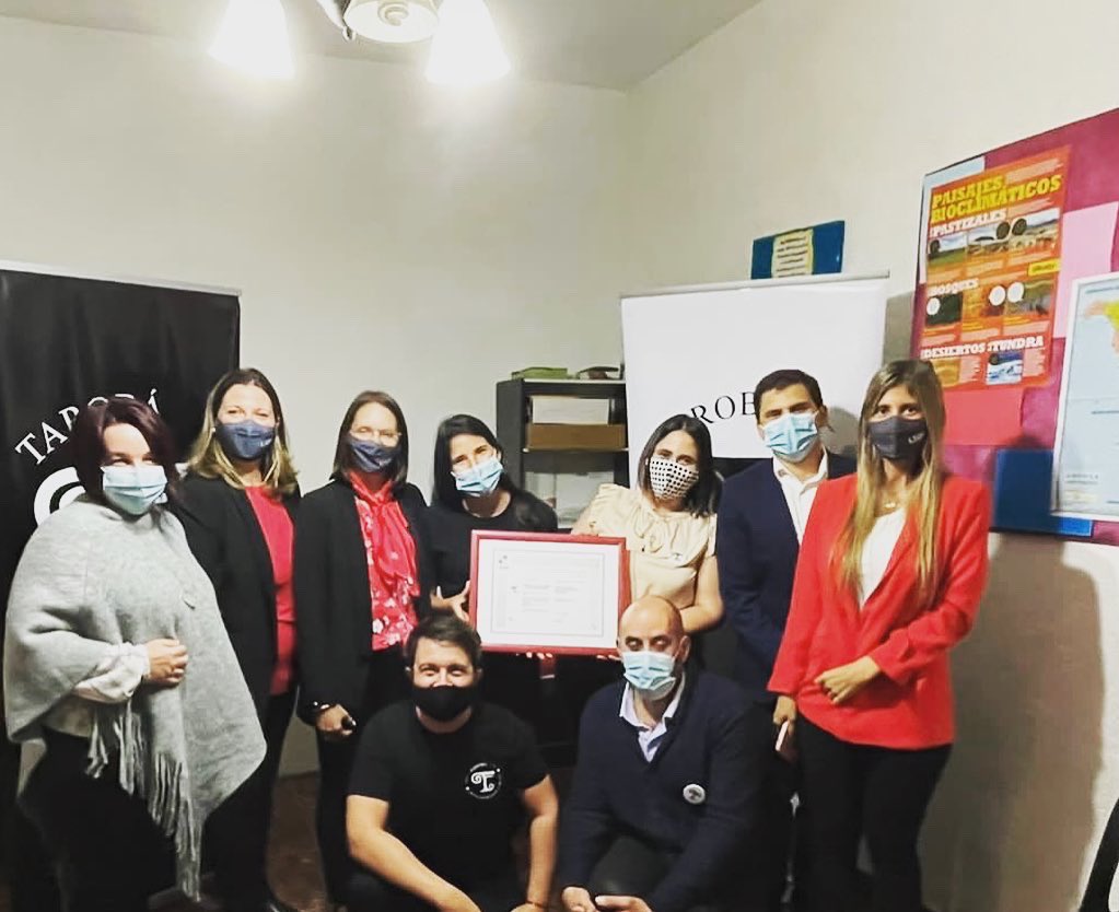 Hoy tuvimos el placer de visitar las instalaciones, conocerlos y por sobre todo de hacer entrega del tan esperado certificado de la norma ISO 21001:2018 al Centro Cultural para la Integración Tarobá, siendo el primer centro educativo en el Uruguay en certificarse bajo esta norma.