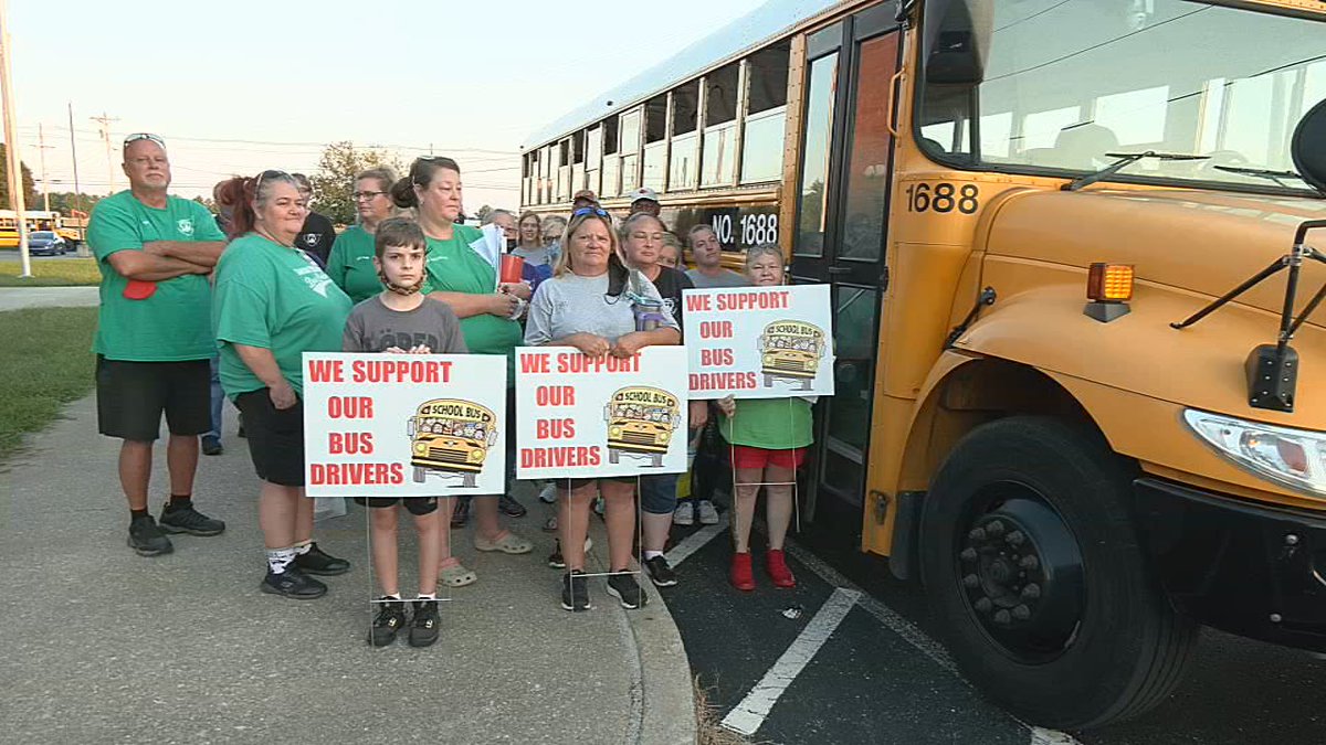 WDRB News (@wdrbnews) on Twitter photo Bullitt County school bus drivers demand raises during pandemic: wdrb.news/39Pq4IB
<a href="/SaraSideryWDRB/">Sara Sidery</a> Bullitt County school bus drivers demand raises during pandemic: wdrb.news/39Pq4IB
<a href="/SaraSideryWDRB/">Sara Sidery</a>