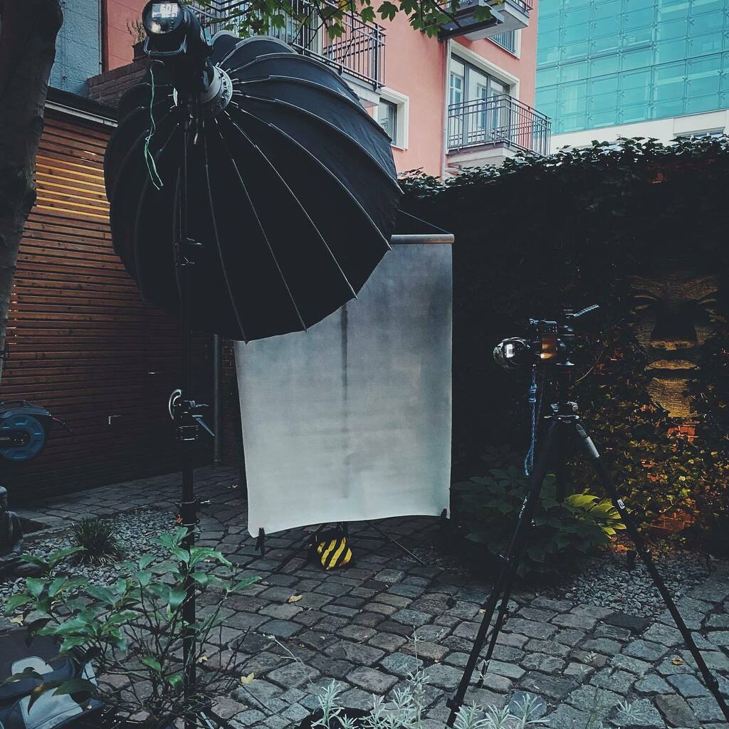 RicciSpeckels's tweet photo. Arbeiten im Hinterhof… #tether #tethertools #iworkcase #arbeitsweise #fotografierenmitleidenschaft #fotografierenlernen #fotografierenmachtglücklich #fotografierenmitherz #berufsfotograf @therapiewuerfel.official @tethertools @iworkcase @nikondach https://t.co/KgRcLYrS96