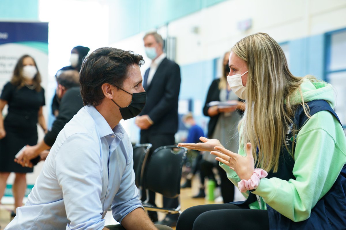 Le premier ministre Justin Trudeau parle à une personne dans une clinique de vaccination à Ottawa.