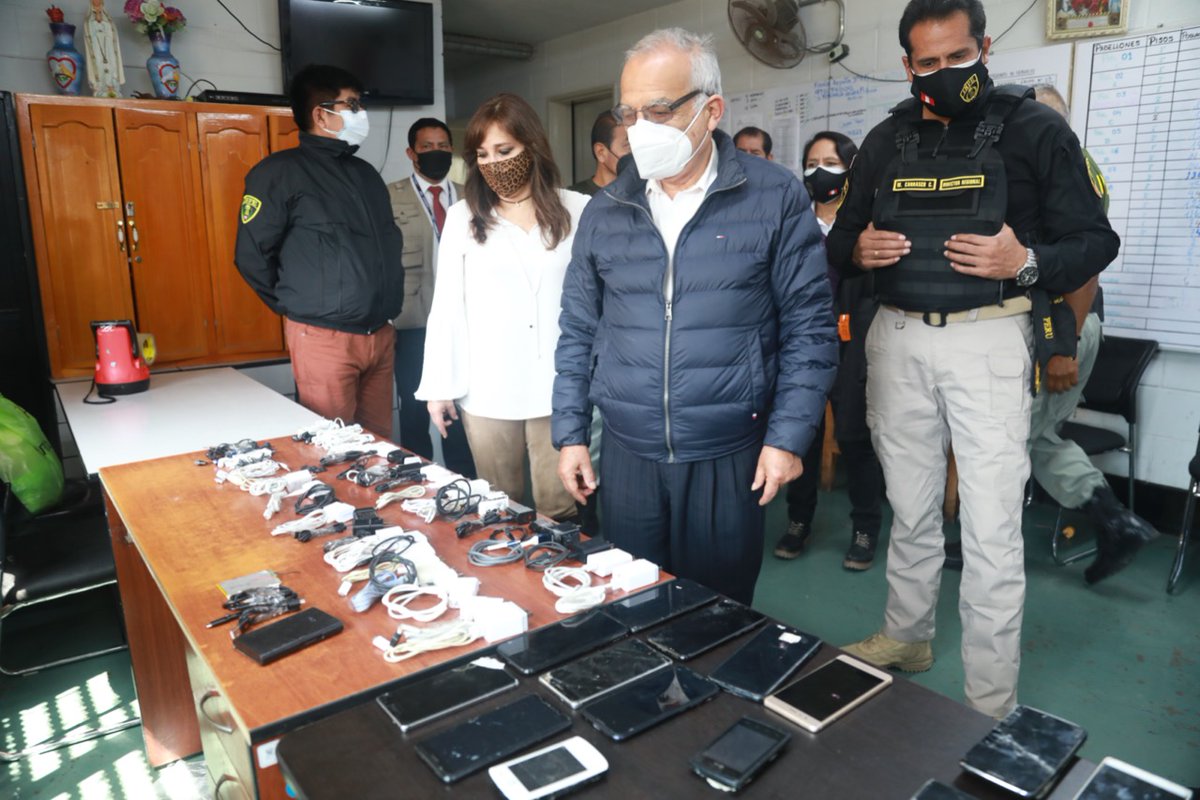 ¡Cero tolerancia con el delito! Hoy se realizó un operativo en el penal Ancón I donde encontramos y requisamos 33 celulares, cargadores y una balanza que era usada para el pesaje de drogas (1/2)