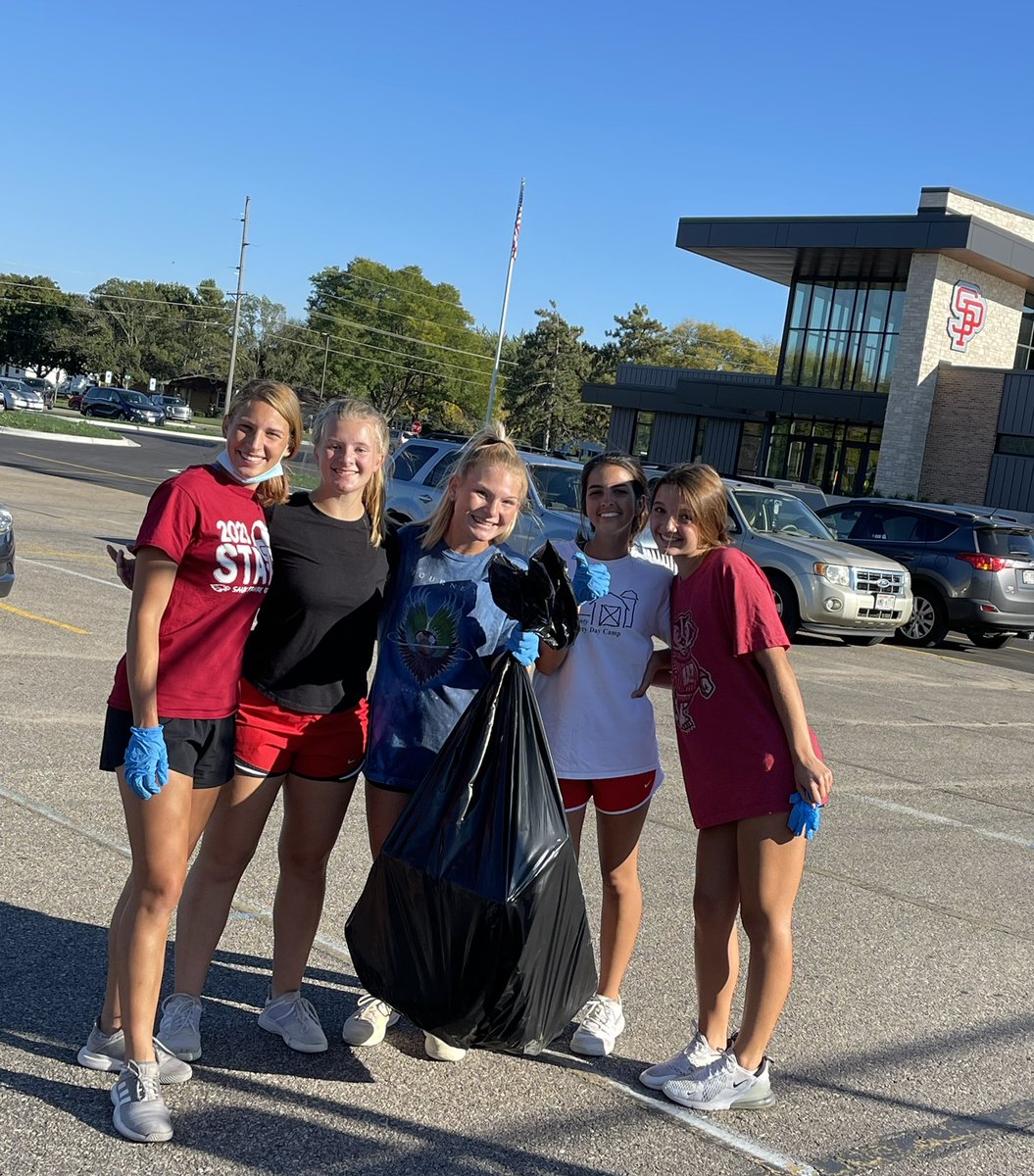 SPHS_Tennis's tweet photo. Hey, SPHS Eagles! Today, the Girls’ Tennis Team picked up 3 bags full of trash throughout the student parking lot and grounds of the school! Let’s do our part, show some pride and respect to our school, and keep our grounds clean! https://t.co/eE9mjZMLaN