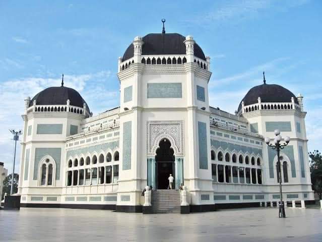 Masjid Raya Medan ini didesain & dibangun oleh pemerintah kolonial Belanda

#bangunankolonial