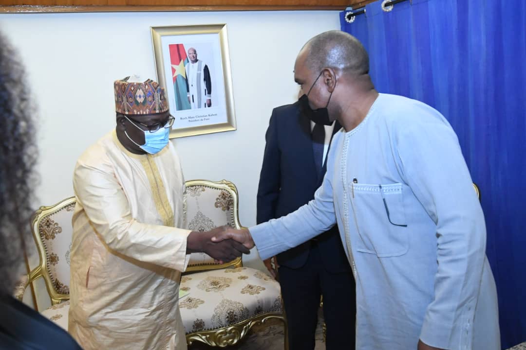 BurkinaMae's tweet photo. Le ministre #AlphaBarry a reçu mardi 28 septembre 2021, en milieu de matinée, le Secrétaire exécutif de la Communauté des Etats Sahélo-sahariens (CEN-SAD), l’ambassadeur #AbderrahimKadmiri.
https://t.co/jyVwbhHTaA https://t.co/LzI64BjEcN