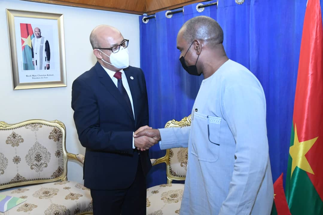 BurkinaMae's tweet photo. Le ministre #AlphaBarry a reçu mardi 28 septembre 2021, en milieu de matinée, le Secrétaire exécutif de la Communauté des Etats Sahélo-sahariens (CEN-SAD), l’ambassadeur #AbderrahimKadmiri.
https://t.co/jyVwbhHTaA https://t.co/LzI64BjEcN