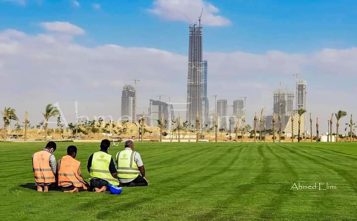 engazatmasr2020's tweet photo. 3 ملايين مصري يستعدون للسفر لليبيا للبدء في إعادة إعمارها ومثلهم قريبا في العراق حوالي 6 مليون بالاضافة الي اكثر من 6 مليون يعمل��ن في بناء المدن الجديدة .
 البناءون الجدد يحولون الصحراء الي جنة. 
تحية لكل مصري يعمل بإتقان وحرفية 🇪🇬👇.
#انجازات_مصر
https://t.co/vIHab02cRS https://t.co/V4VJjEQ7Py