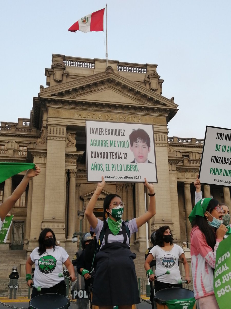 Graciela_Jimena's tweet photo. Plantón frente al Palacio de Justicia por el #AbortoLegalPerú. Ciudadanas exigen que se garantice el #AbortoTerapéutico para niñas embarazadas por violación. @WaykaPeru https://t.co/BWzukexRHp