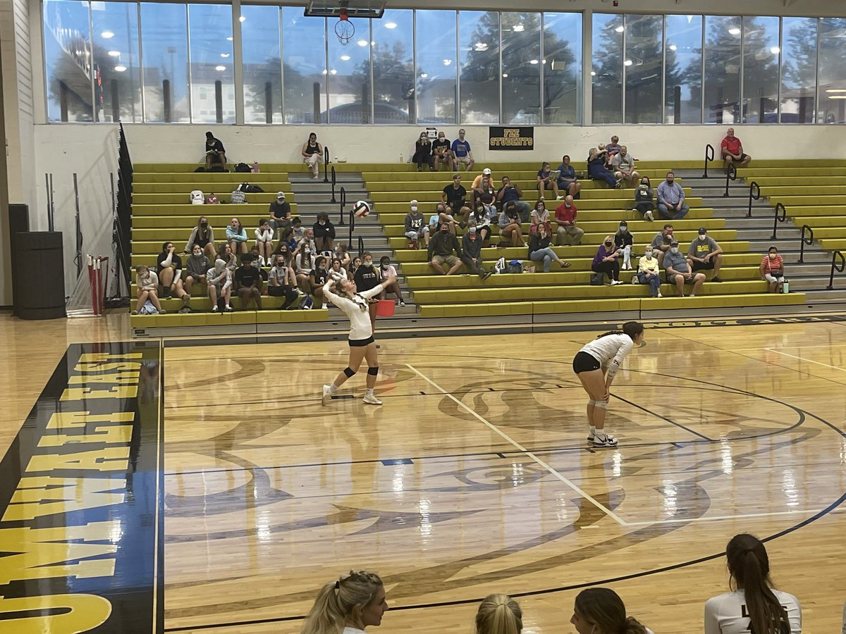ZumEastHigh's tweet photo. .@carremma09 with a nice serve. @FZEVolleyball up 11-9 in the 3rd set. Let’s Go Lions. https://t.co/zsyCoZyfzK