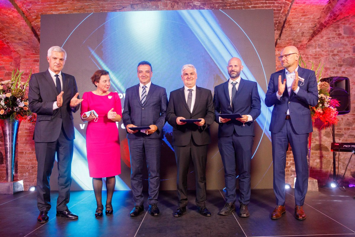 PTurosik's tweet photo. Day1⃣ of my worktrip to Bratislava➡️ #ExportForum was a🔝place to debate w/🇸🇰exporters interested in business opportunities in🇧🇦. Congrats to #ChiranaMedical, @MultiplexDx &amp; @SEAKenergetics awarded golden medal for extraordinary contribution to 🇸🇰econ. diplomacy #GoodIdeaSlovakia https://t.co/IQFOFTuneF