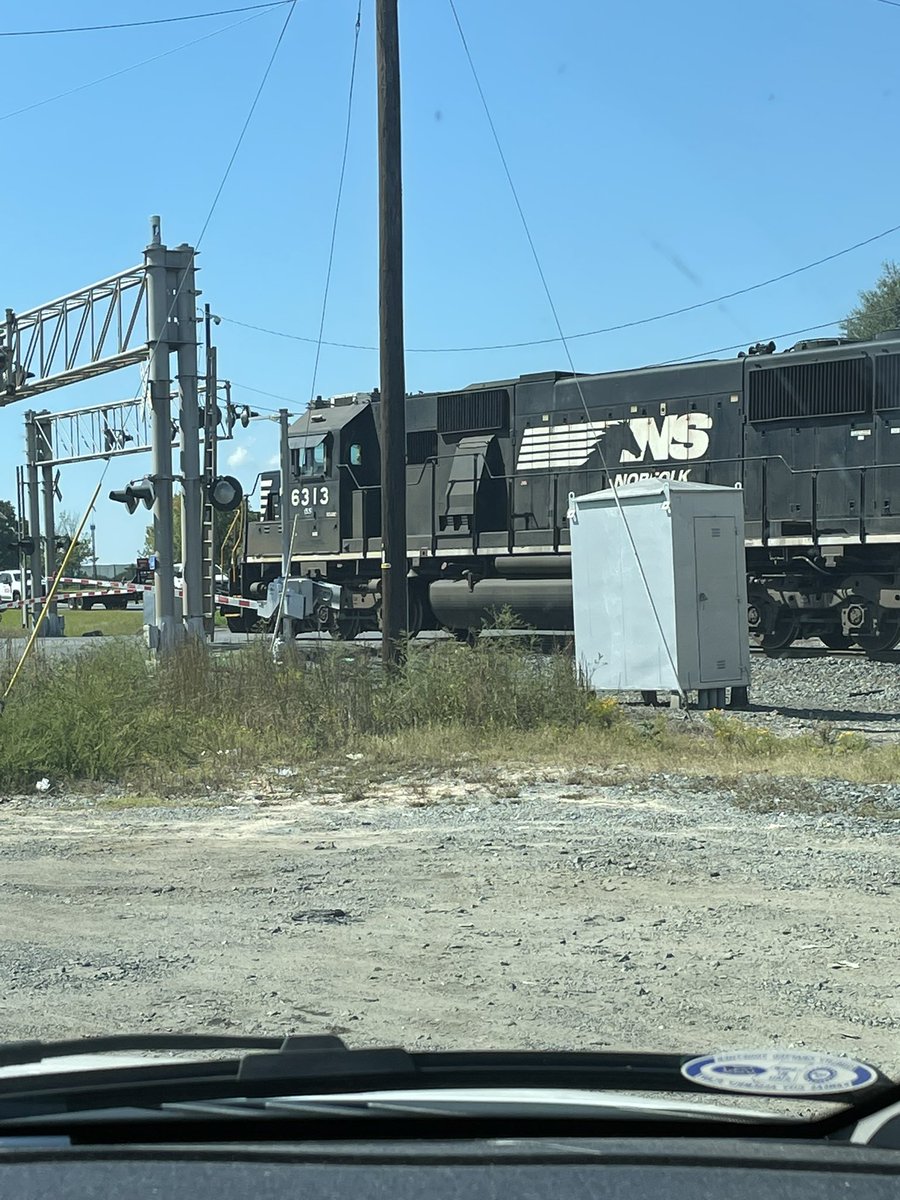 markrjblue's tweet photo. @nscorp what exactly is the point of this? It happens everyday in a very busy intersection(right next to an interstate exit) in Charlotte, NC. Fix this https://t.co/vB6dcFsva0