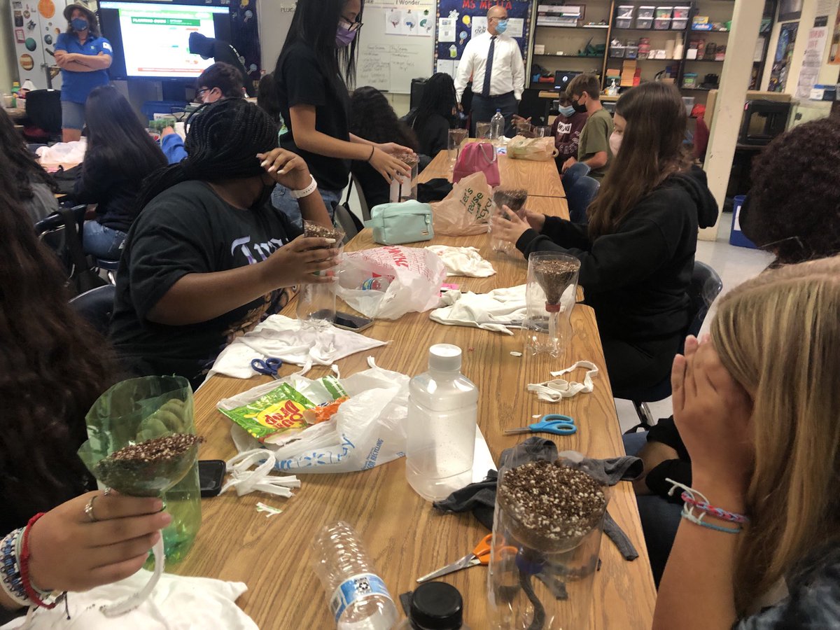 RmsMejia's tweet photo. RMS Global Scholars making their own food with hydroponics. Thank you Kristen Hoss from YEA!
⁦@GlobalCitiesOrg⁩, ⁦@browardschools⁩
⁦@YEAfrog⁩, ⁦@RMSnationap⁩,  ⁦@BCPSInnovates⁩ https://t.co/tAe0j3RkMv