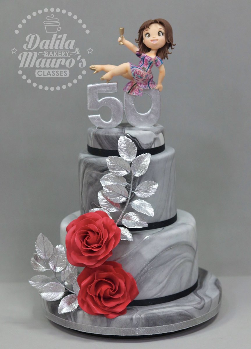 DalilaCakes's tweet photo. Rica y linda torta envinada de celebración de vida! 🎉
El numero y muñeca hechos en pasta de azúcar y modelada a mano. Flores en #pastadeazucar 🌹
Me encantó el resultado final!
Felices de complacer a nuestros distinguidos clientes.
📸 @plastimaniaco. #dalilacabrita #dalilaymauro https://t.co/w75hzropGR
