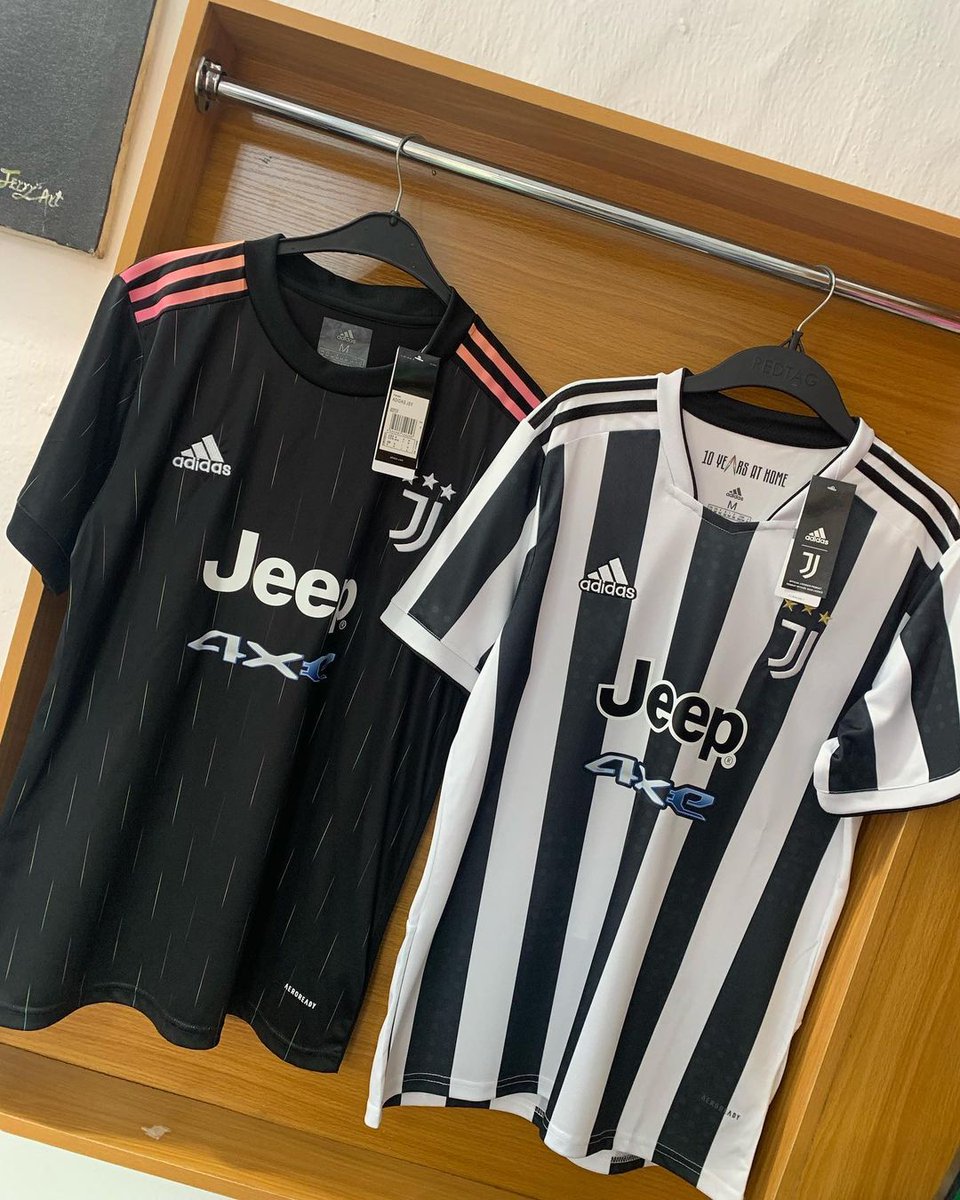 GSportsWorld's tweet photo. 🚨HOME &amp; AWAY KIT COMBO: JUVENTUS  F.C.⚫⚪

#shopnow - 21/22 Season Jerseys 
Available &amp; On-Sale at Gladson Sports World @gsportsworld @gladsonsportsworld 

To Purchase, Visit GSW Website -
🌐 https://t.co/tIlMpnbLO7  OR
 Send a DM
📞 08035574252
💬 https://t.co/vaJxqR7NM7
#ucl https://t.co/lT6jI71QkX