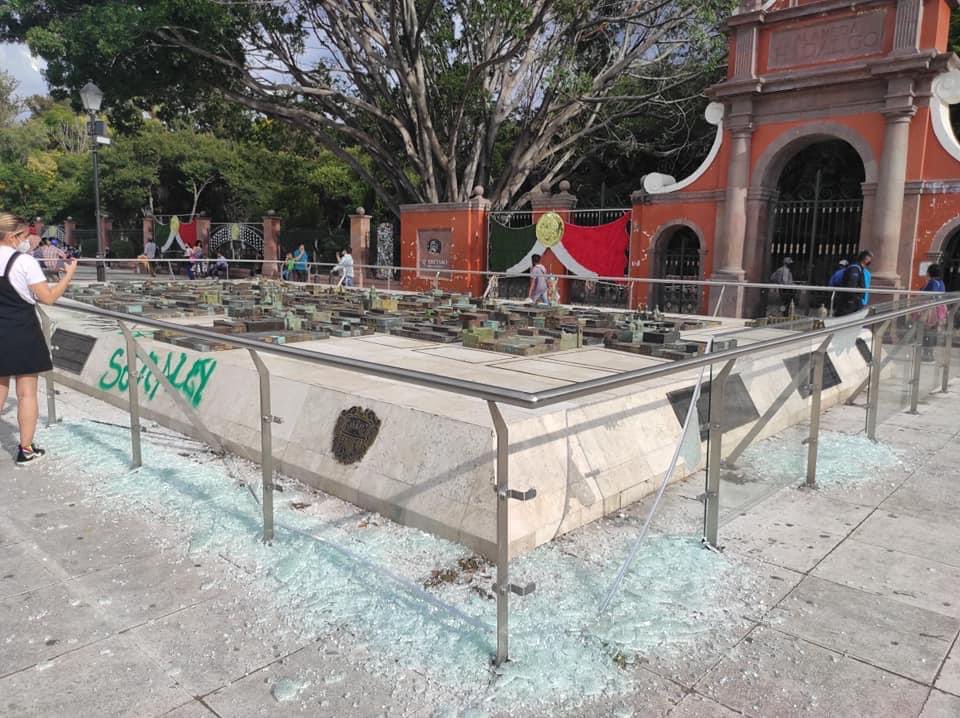 CNqueretaro's tweet photo. #Querétaro 🚨 | Alameda Hidalgo, una vez más vandalizada y con los cristales rotos, a causa de marcha feminista en pro del aborto

•Manifestantes causaron daños al primer cuadro de la ciudad; hace a penas unas semanas habían reparado la maqueta monumental, por los daños del 8M https://t.co/kflMRMwLfL