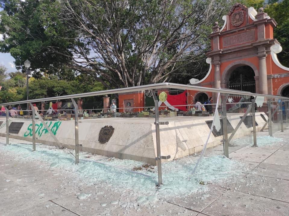CNqueretaro's tweet photo. #Querétaro 🚨 | Alameda Hidalgo, una vez más vandalizada y con los cristales rotos, a causa de marcha feminista en pro del aborto

•Manifestantes causaron daños al primer cuadro de la ciudad; hace a penas unas semanas habían reparado la maqueta monumental, por los daños del 8M https://t.co/kflMRMwLfL