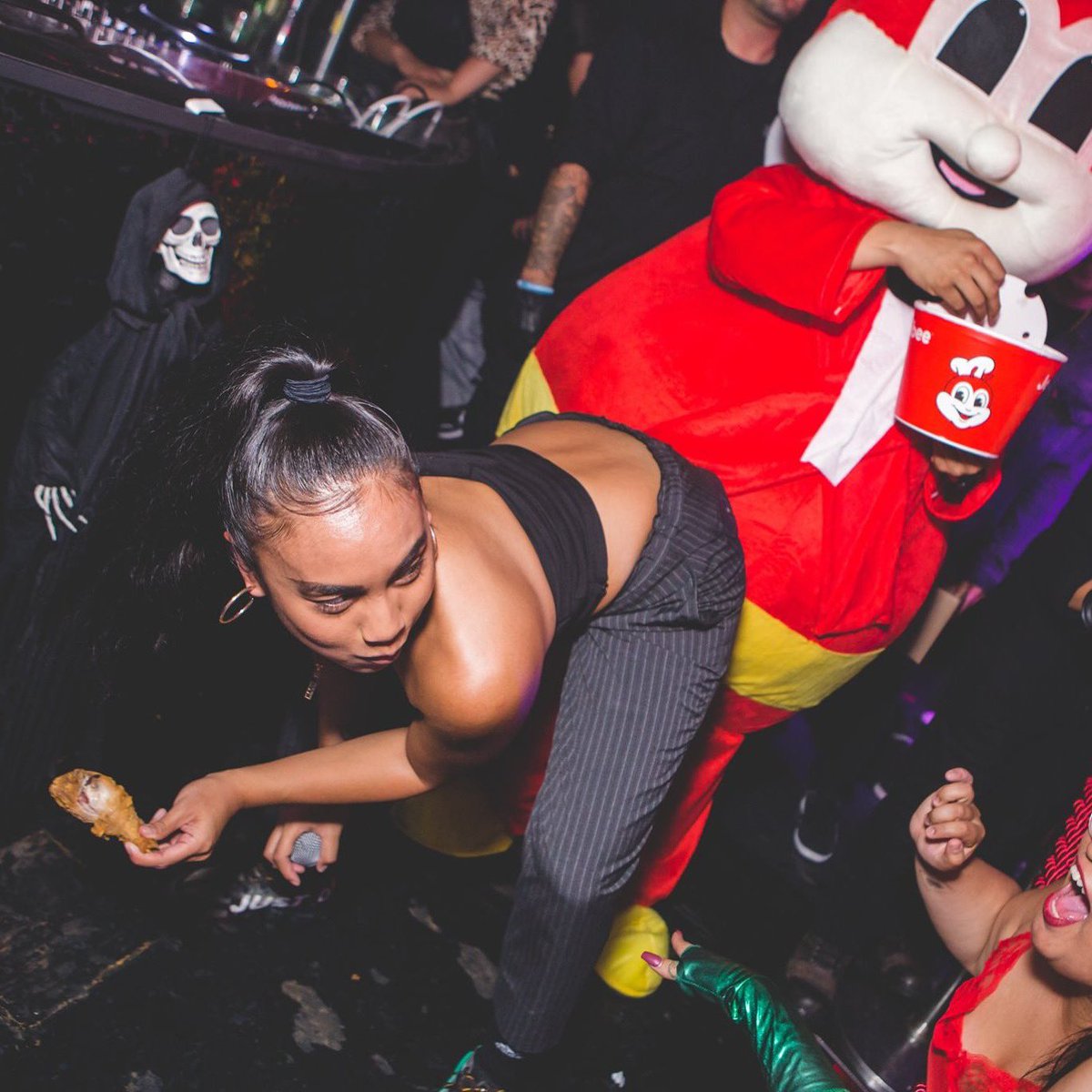 bbnoodz's tweet photo. I once took a bite of this chicken joy drumstick while djing then threw it in the crowd and a fan ate it. 

Twas very rockstar of me https://t.co/4MXc6dwZak