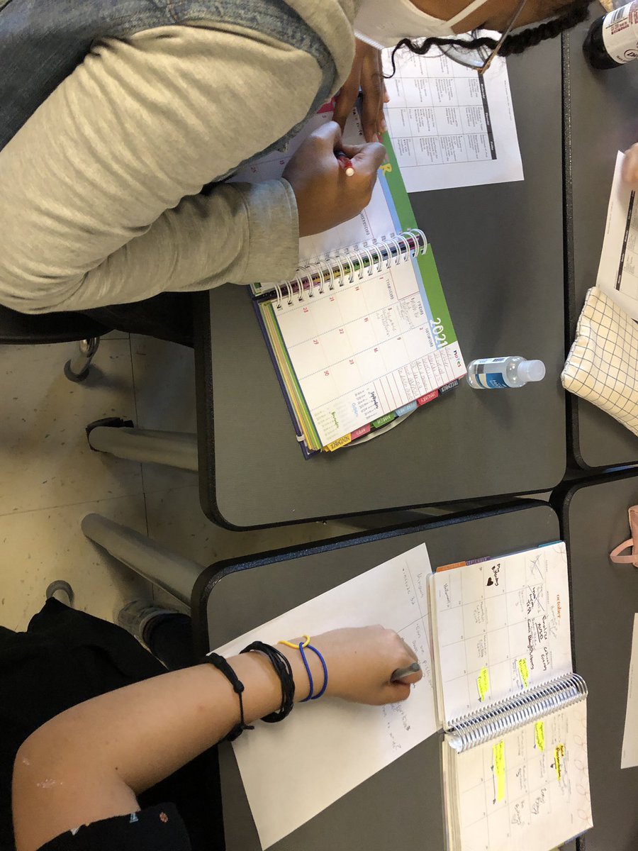 JenniferFey's tweet photo. It’s nice to see skills learned in AVID spilling over into Humanities. These freshmen immediately pulled out their planners when given the entry document. 🤩 @RosingtonFields @HCCPHSprincipal @SKinginComal @Natalie19730000 @luluantolinez https://t.co/wo0H9i2DDl