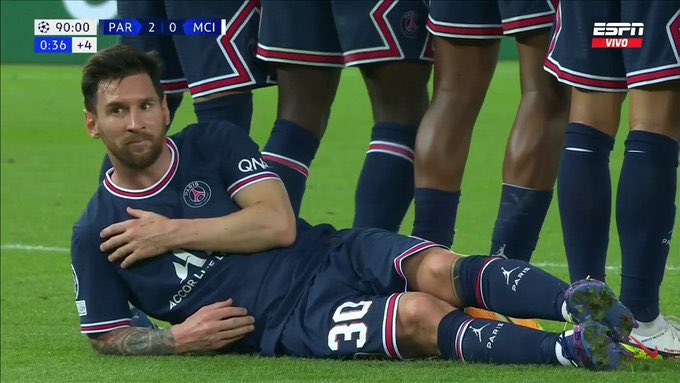 gastonedul's tweet photo. Pensar que se empezó a poner un jugador tirado detrás de la barrera por los tiros libres de Messi. https://t.co/8QlJPvRpVq