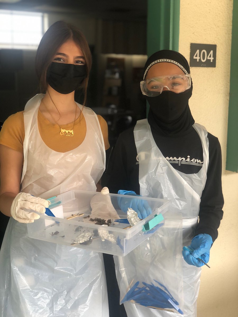 walshra4's tweet photo. Some people only dream of meeting their favorite scientists, I teach mine. Students were given lots of choices and could choose an alternative assignment as well. 🥰@EmSTEAMCVUSD #gainingEmSTEAM #scienceisthebest #studentchoice https://t.co/i89ysTbRU1