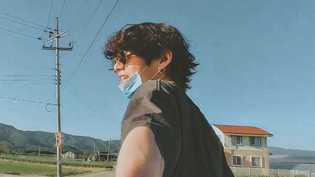 BaiqFitrianing2's tweet photo. "Taehyung...mari bertemu setidaknya satu kali, sebelum kau menemukan wanitamu dan aku menemukan imamku"
#Hoples
@BTS_twt @KTHIndonesia @taeteland https://t.co/X7U37ommiI
