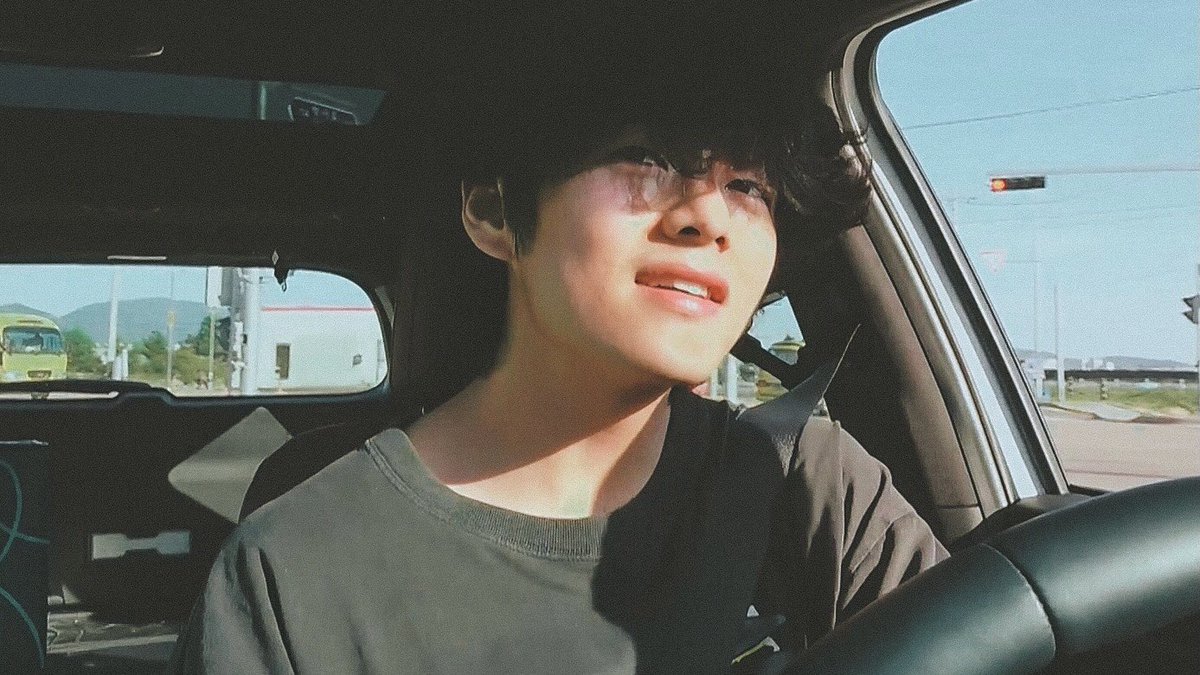 BaiqFitrianing2's tweet photo. "Taehyung...mari bertemu setidaknya satu kali, sebelum kau menemukan wanitamu dan aku menemukan imamku"
#Hoples
@BTS_twt @KTHIndonesia @taeteland https://t.co/X7U37ommiI