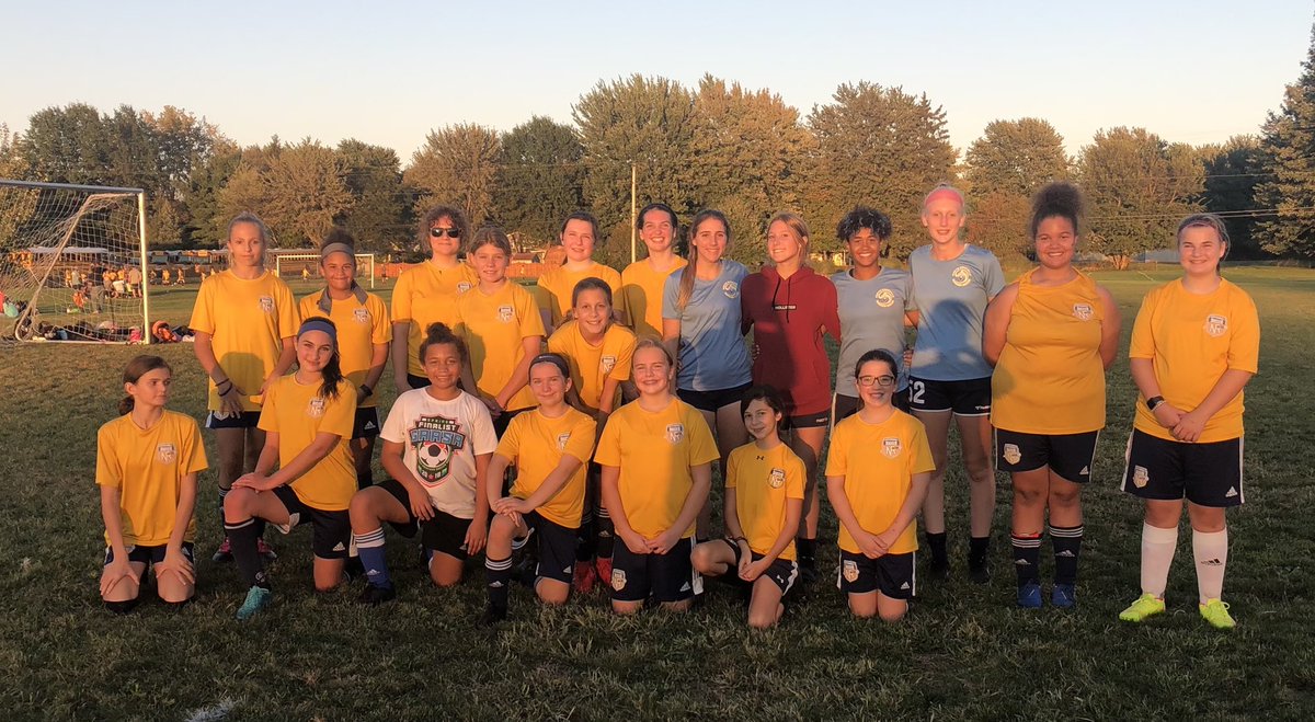⭐️⚽️We had a few special visitors from our Ladies HS ⚽️ Team help out with HS Prep Training this evening. Thanks so much to these young ladies investing their free time in the future 💙⚽️💛⚽️