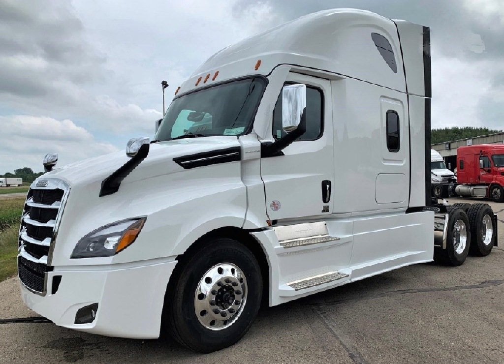 FMCSA's tweet photo. Per NHTSA, Daimler Trucks North America is recalling 2022 Freightliner Cascadia’s with a Cummins Engine and battery boxes mounted between the frame rail built at the Cleveland plant within the production date range of APR 01, 2021 - JUL 12, 2021.  https://t.co/szKJXoqMOl https://t.co/yLjwLaCjYZ