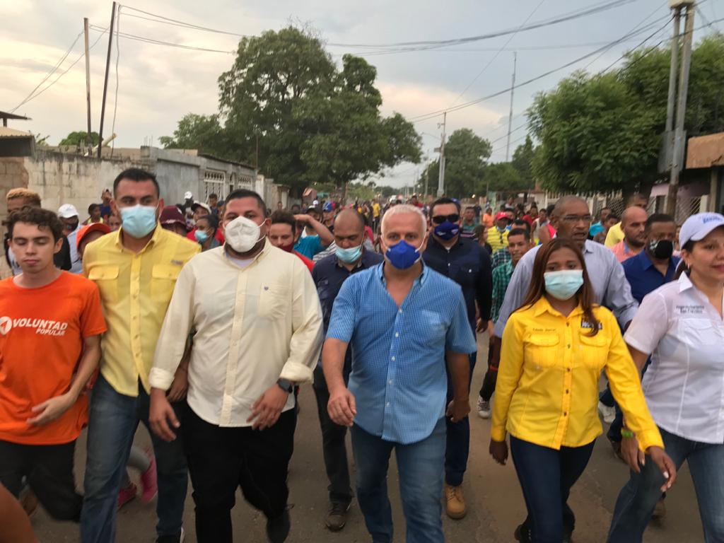 UnionyCambioSF's tweet photo. Hoy nuestro equipo estuvo acompañando en una caminata en 1ro de Marzo al candidato MUD alcalde de San Francisco @gustavocien, nuestra candidata concejal por el circuito 2 @ildaniscsierra y candidatos concejal voto lista @ybrahimgv @LuisEAraujope y Yulymar Briceño. https://t.co/LzK9UiPbva
